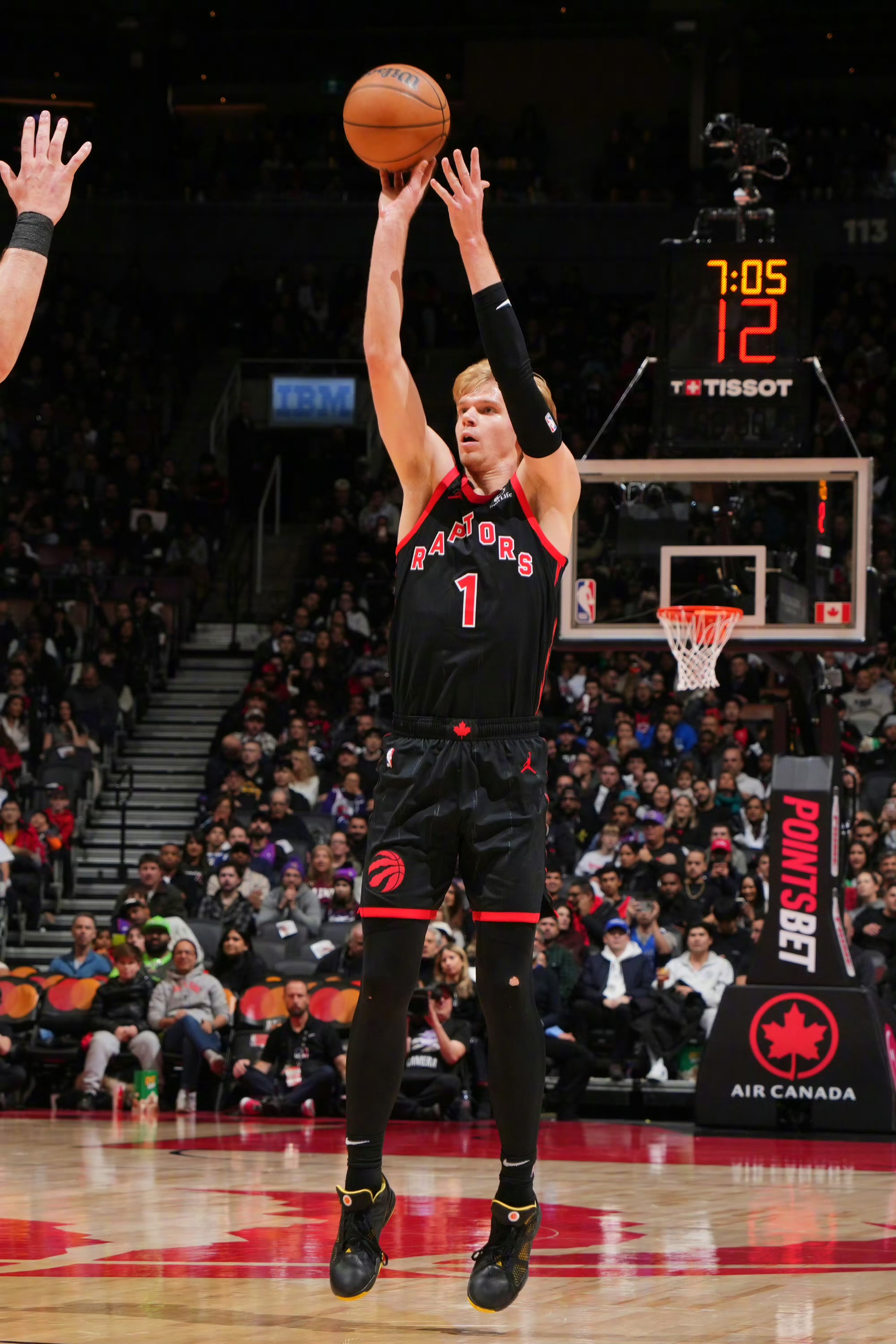 骑士战胜猛龙，连胜不断