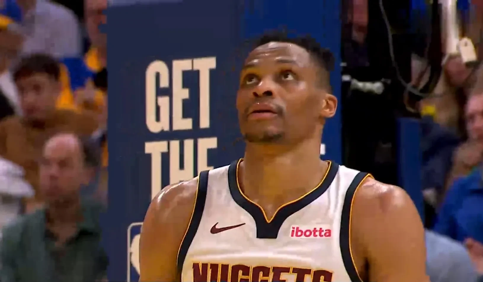 马刺遭遇雄鹿逆转,吞下本赛季首败 马刺遭遇雄鹿逆转,吞下本赛季首败