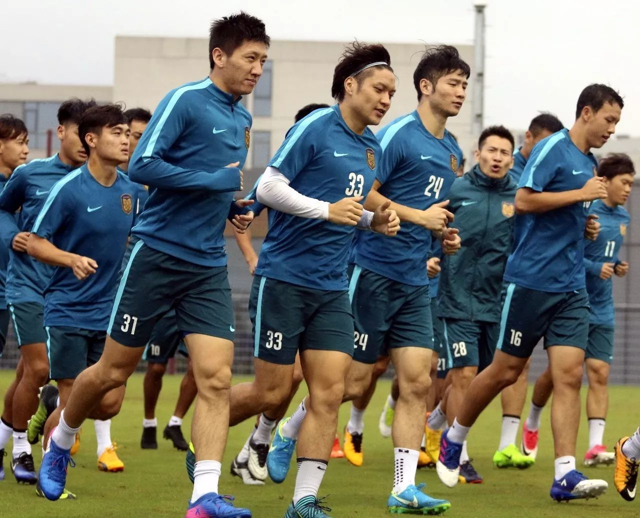 熊猫体育互动-队伍实力逐渐提升，赛事斗志高昂