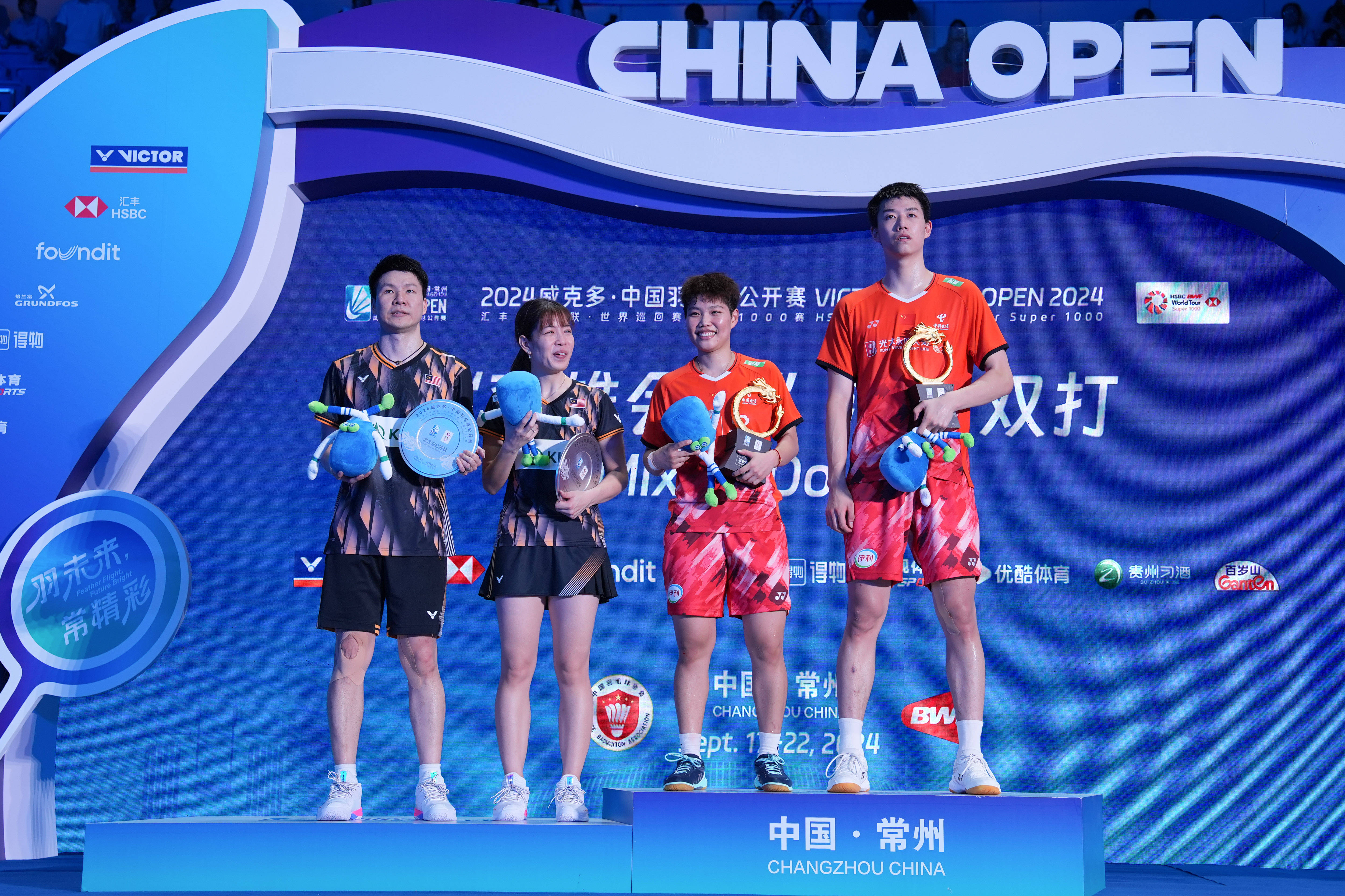 熊猫体育app-中国羽毛球队轻取韩国羽毛球队，陶菲克高光表现